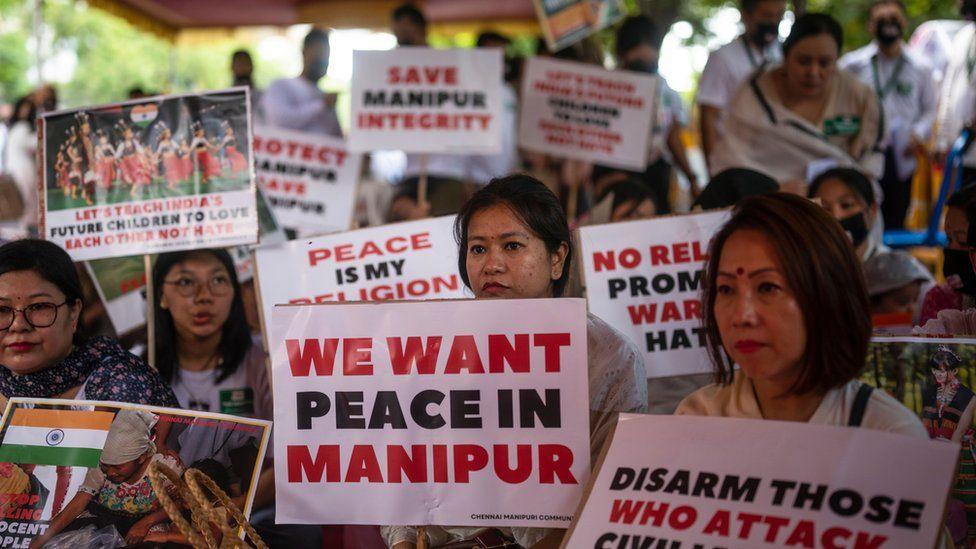 نسوة يتظاهرن ضد العنف المستفحل في ولاية مانيبور