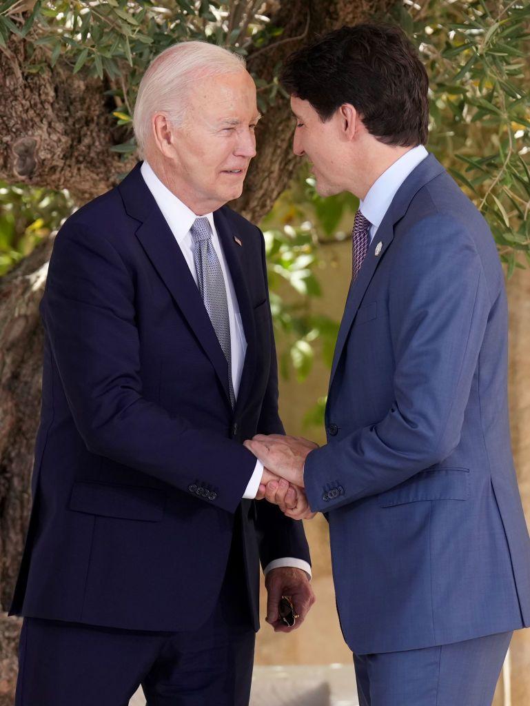  presidente dos EUA, Joe Biden, cumprimenta o primeiro-ministro canadense, Justin Trudeau, durante uma cerimônia de boas-vindas no primeiro dia da 50ª cúpula do G7 em Borgo Egnazia, em 13 de junho de 2024 em Fasano, Itália.