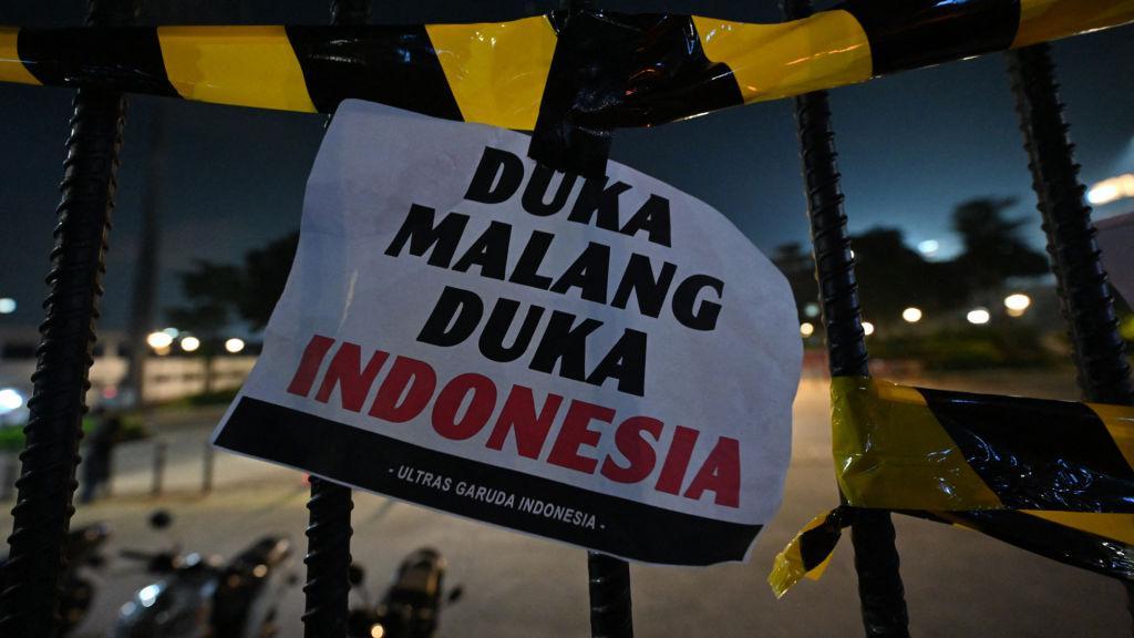 Di Jakarta, kumpulan dari berbagai pendukung klub sepak bola Indonesia bergabung di depan kantor Kemenpora guna berbela sungkawa terhadap para korban tragedi Stadion Kanjuruhan Malang sekaligus mendesak pemerintah menginvestigasi kejadian yang menewaskan 125 orang tersebut. 