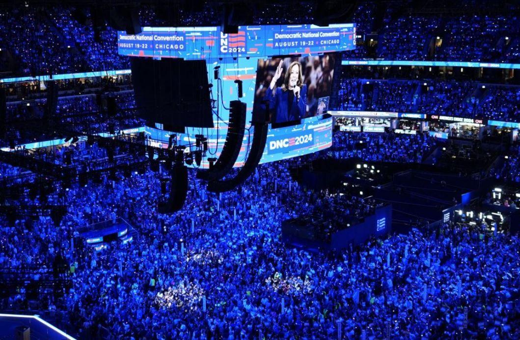 Los asistentes a la Convención Nacional Demócrata escuchan a Kamala Harris, la candidata presidencial, que se ve en la pantalla, durante la segunda jornada del evento, en Chicago, Illinois, Estados Unidos, el 20 de agosto de 2024.