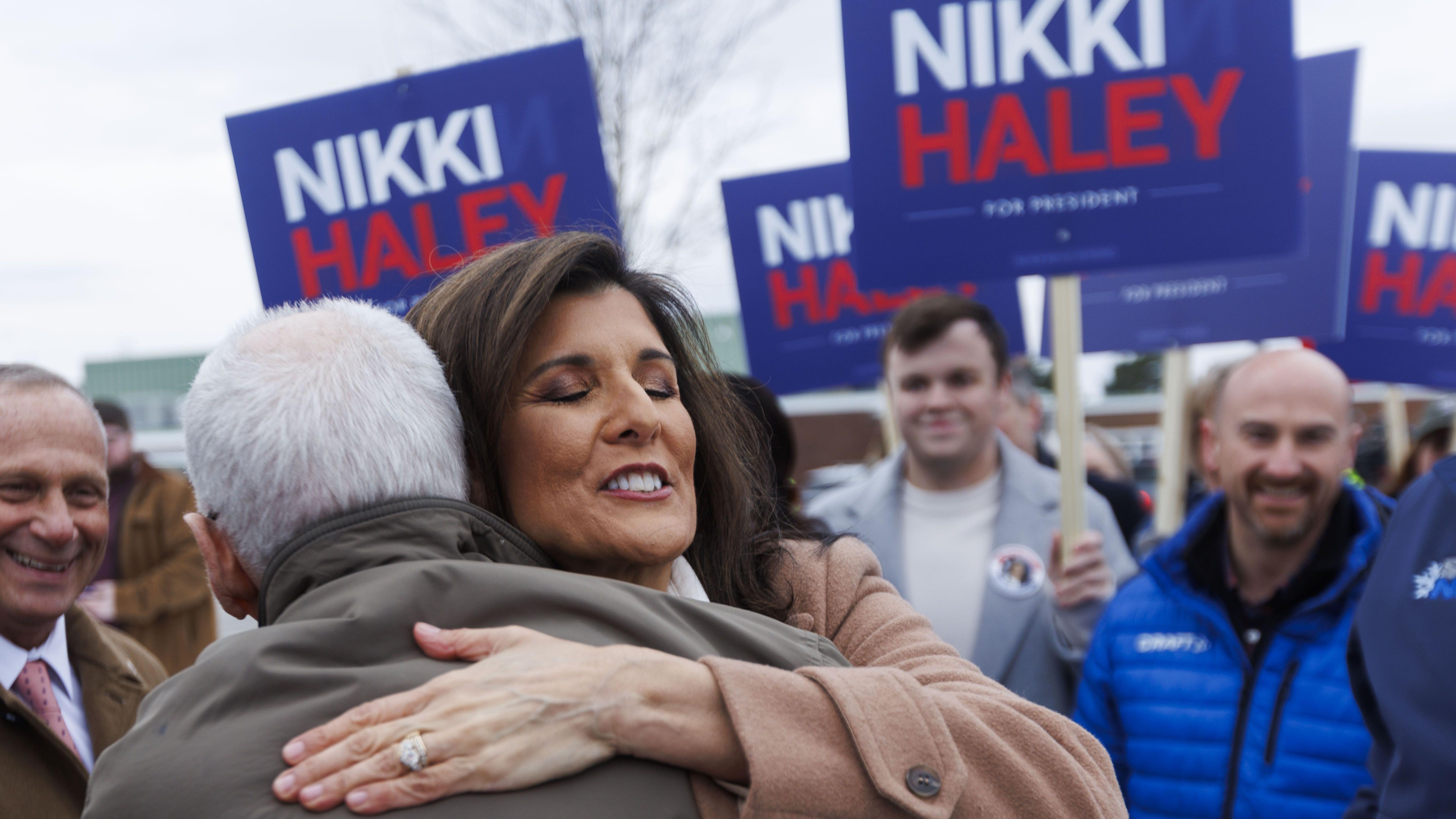 Nikki Haley abraza a un seguidor en New Hampshire