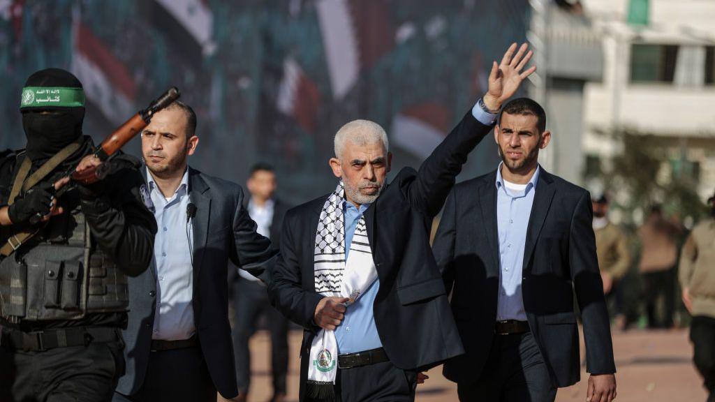 Pemimpin Hamas Yahya Sinwar menyapa orang-orang dalam acara yang menandai peringatan 35 tahun berdirinya Hamas di Gaza pada 14 Desember 2022