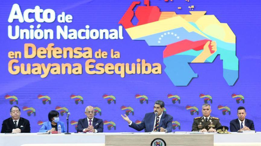 Esta imagen publicada por la Presidencia venezolana muestra a Nicolás Maduro y parte de su gabinete en un acto "en defensa" del Esequibo en el teatro Teresa Carreño de Caracas, el 7 de noviembre de 2023.