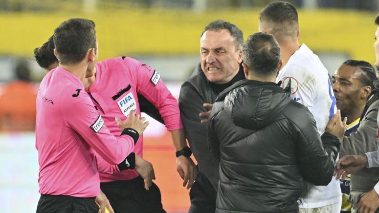 Faruk Koka agrediendo al árbitro Halil Maler