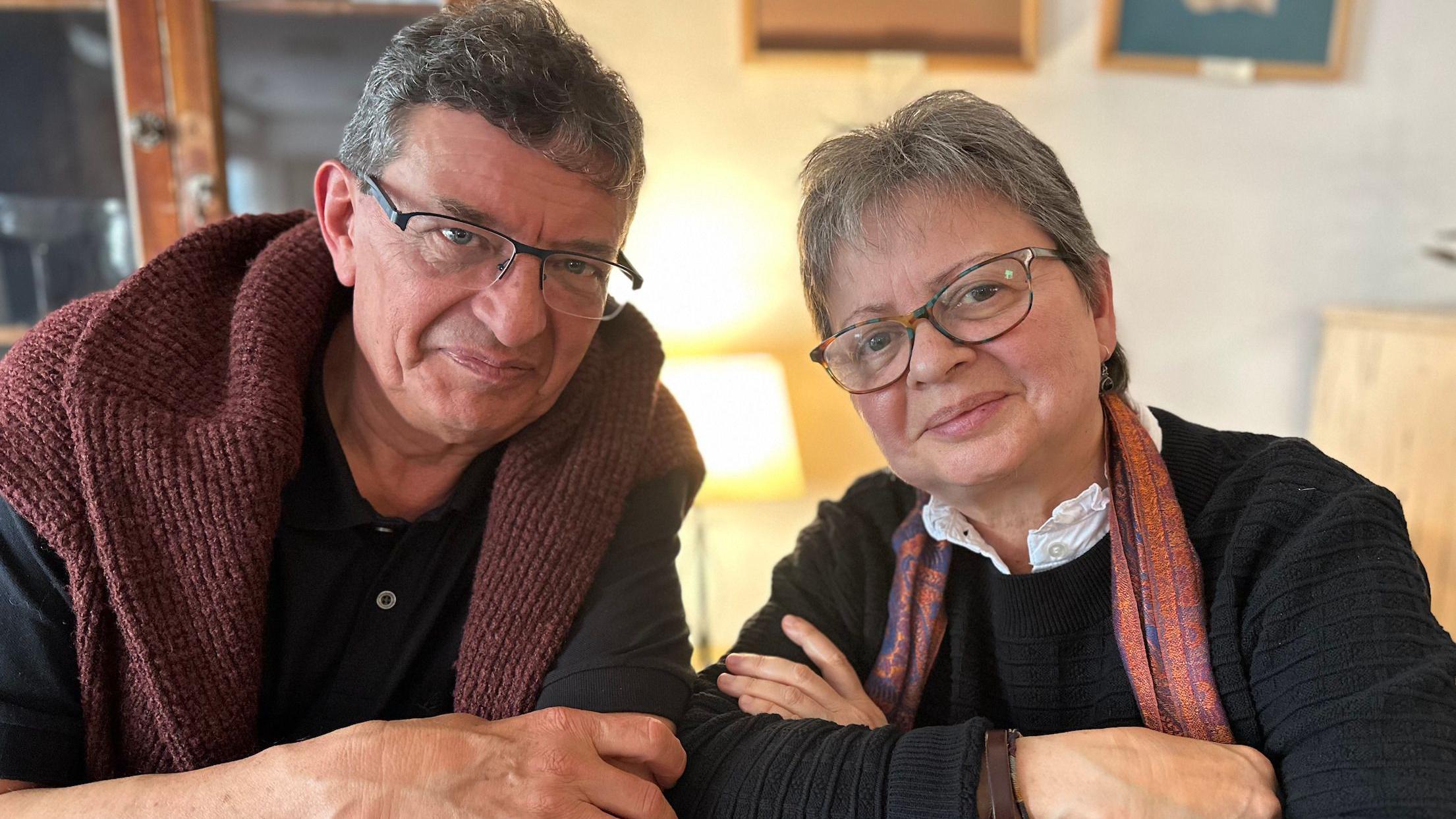 Carlos Ayala y María Eugenia Grillet en un café de Bogotá.