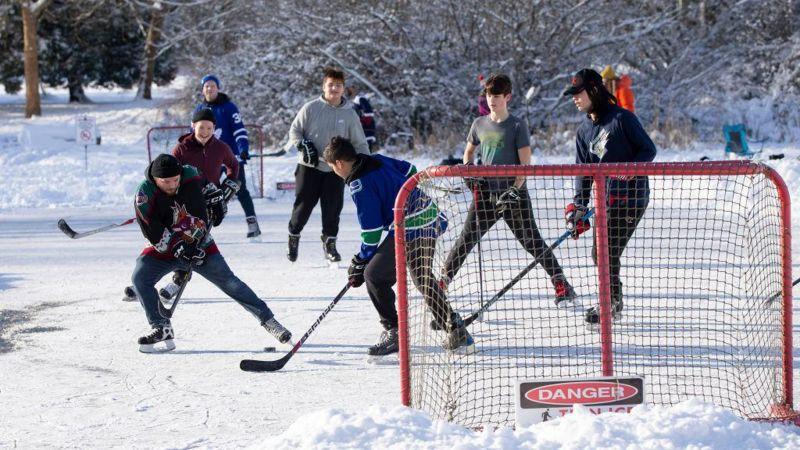 Pessoas praticando atividades na neve em Vancouver