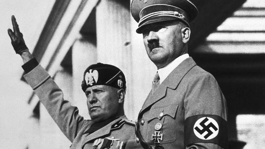 Adolf Hitler y Benito Mussolini en una fotografía en blanco y negro.
