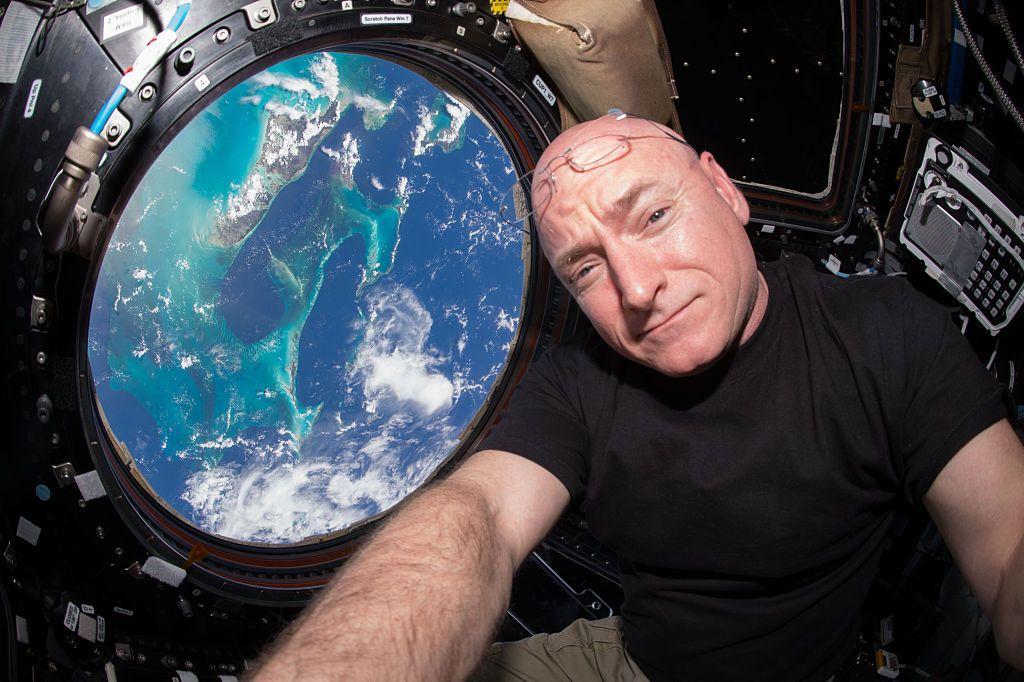 Scott Kelly en la EEI cerca de una ventaja donde se ve la Tierra