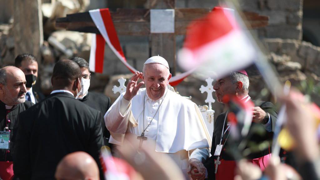 El papa Francisco rodeado de personas en Mosul.