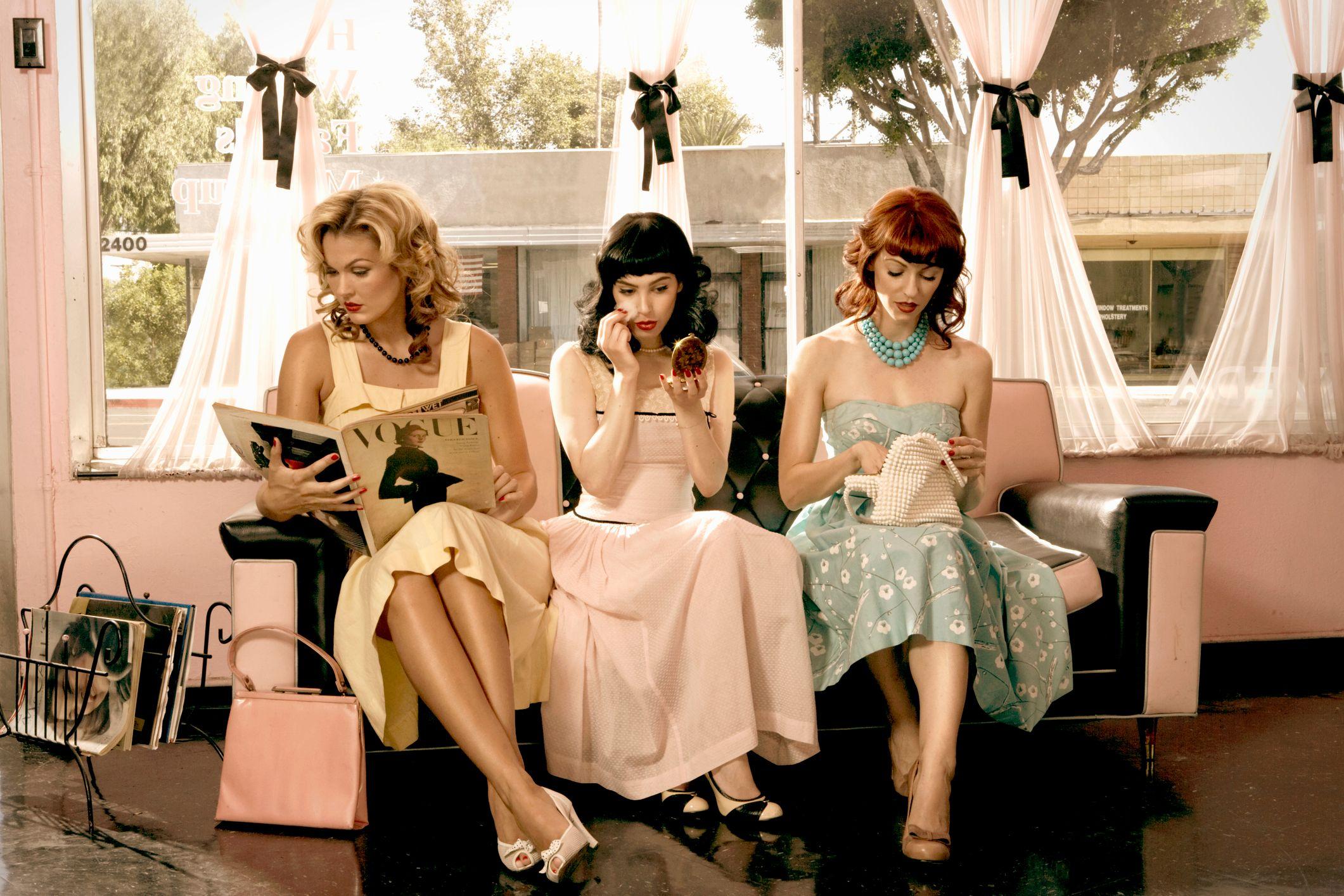 Tres mujeres de la época de 1950