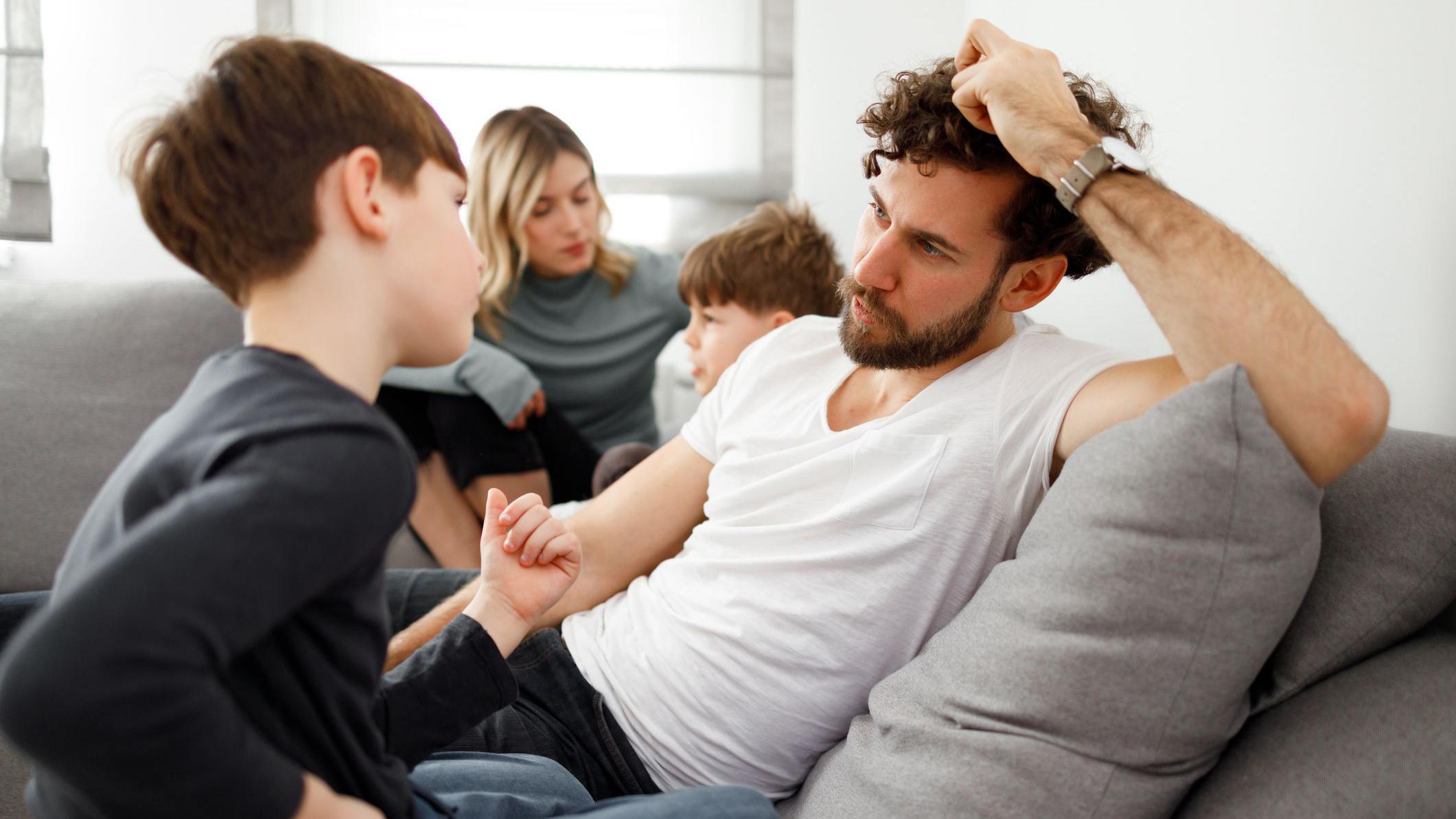 Una familia conversando. 