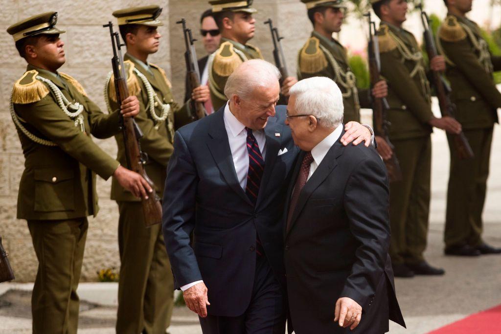 بايدن عندما كان يشغل منصب نائب الرئيس مع رئيس السلطة الفلسطينية محمود عباس في رام الله عام 2010