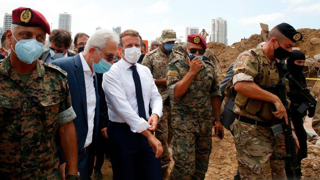 الرئيس الفرنسي إيمانويل ماكرون يعاين مرفأ بيروت بعد انفجار 4 أغسطس/آب 2020