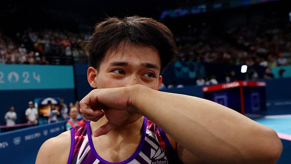 Carlos Yulo llorando luego de ganar una de sus medallas de oro