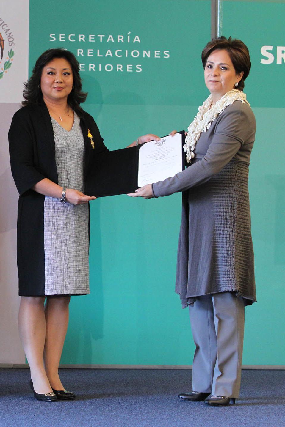 Ma Jin recibe la condecoración del Águila Azteca de la canciller Patricia Espionosa