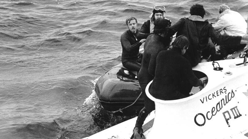 La nave de Piscis remolcada después de su rescate.