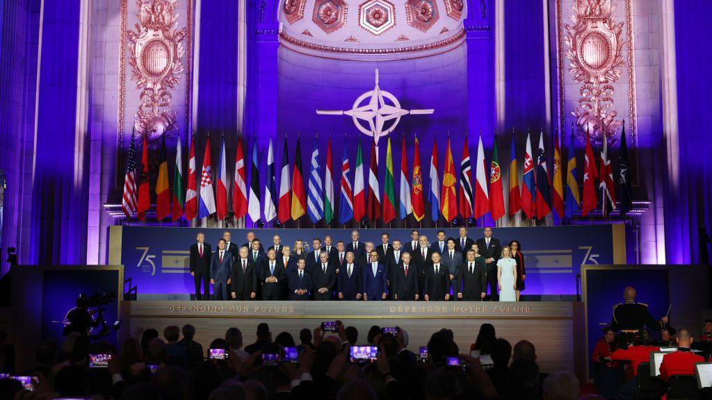 Líderes dos 32 países membros da Otan em foto oficial durante a cúpula em Washington