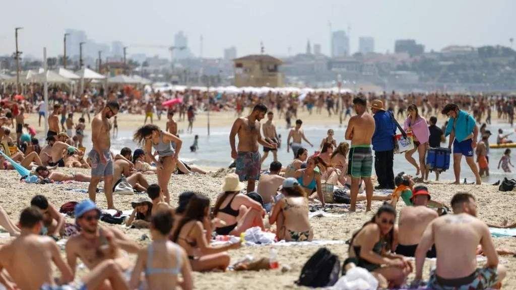 الناس في تل أبيب يستمتعون بالشاطئ