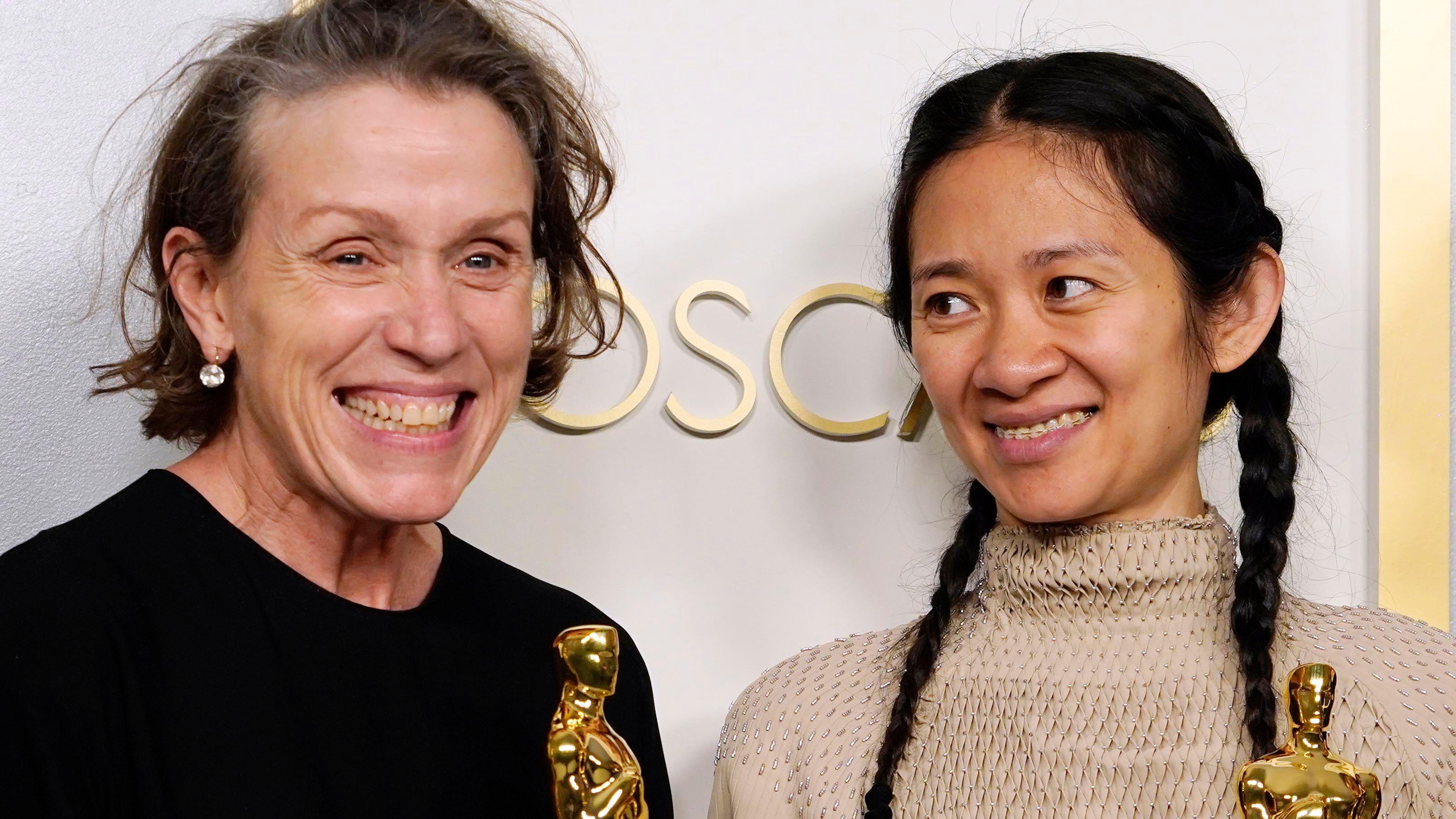 Frances McDormand (solda) ve Zhao (sağda), Nomadland filmiyle 2021 yılında Oscar kazandılar