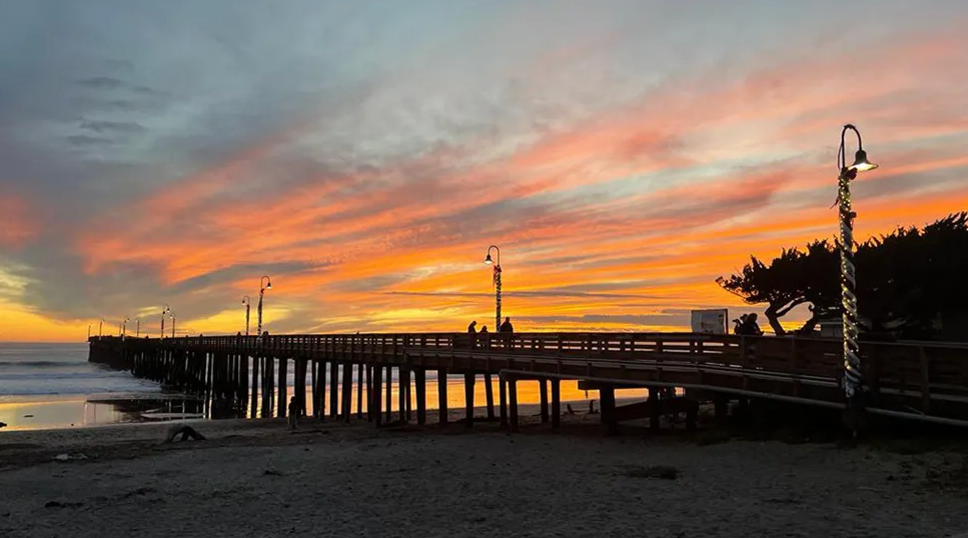 Pôr do sol no píer de Cayucos