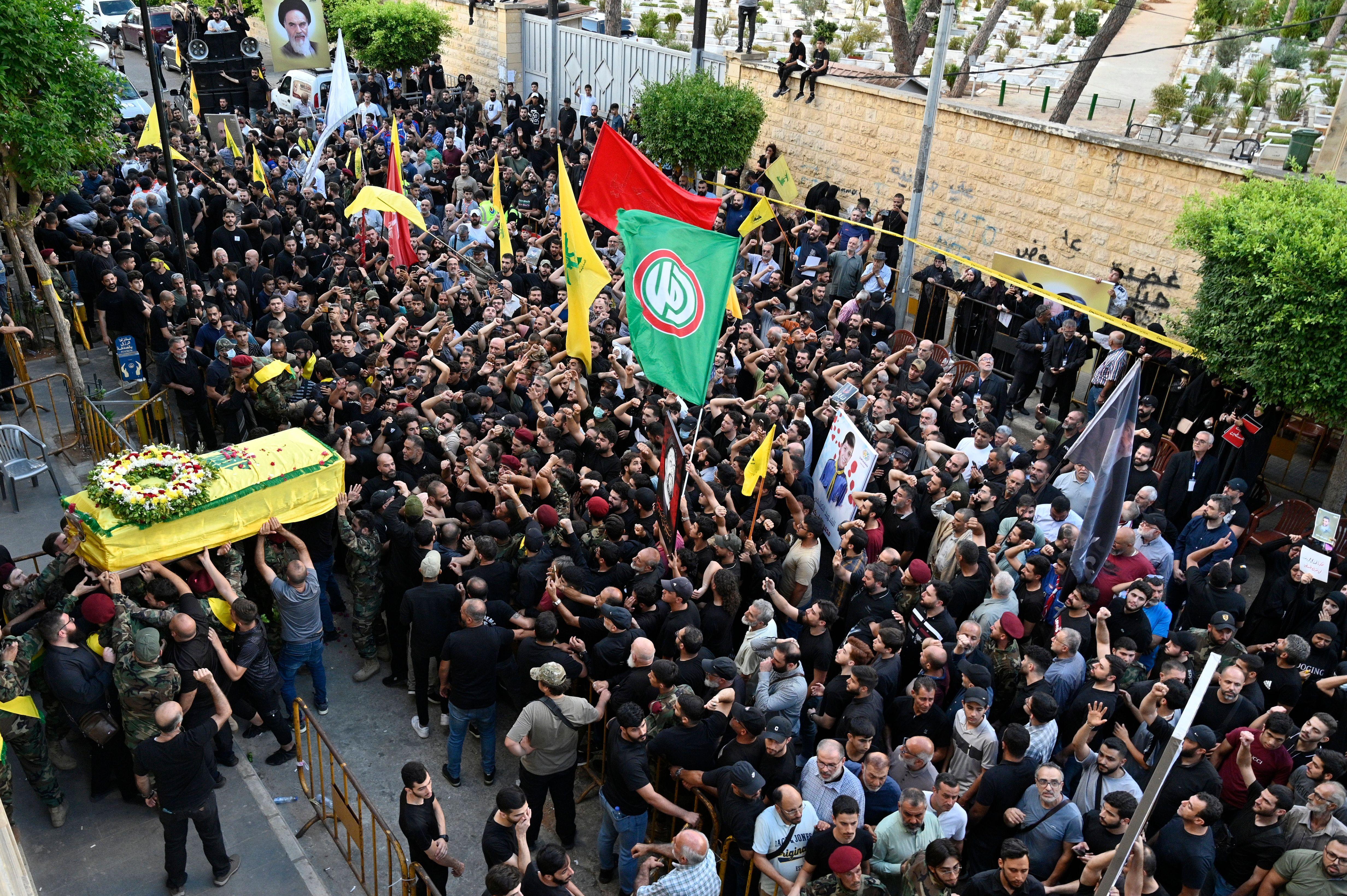 Dolientes llevan el ataúd de una de las personas que murió el día anterior en explosiones de buscapersonas, durante la procesión fúnebre en un suburbio del sur de Beirut el 18 de septiembre de 2024.