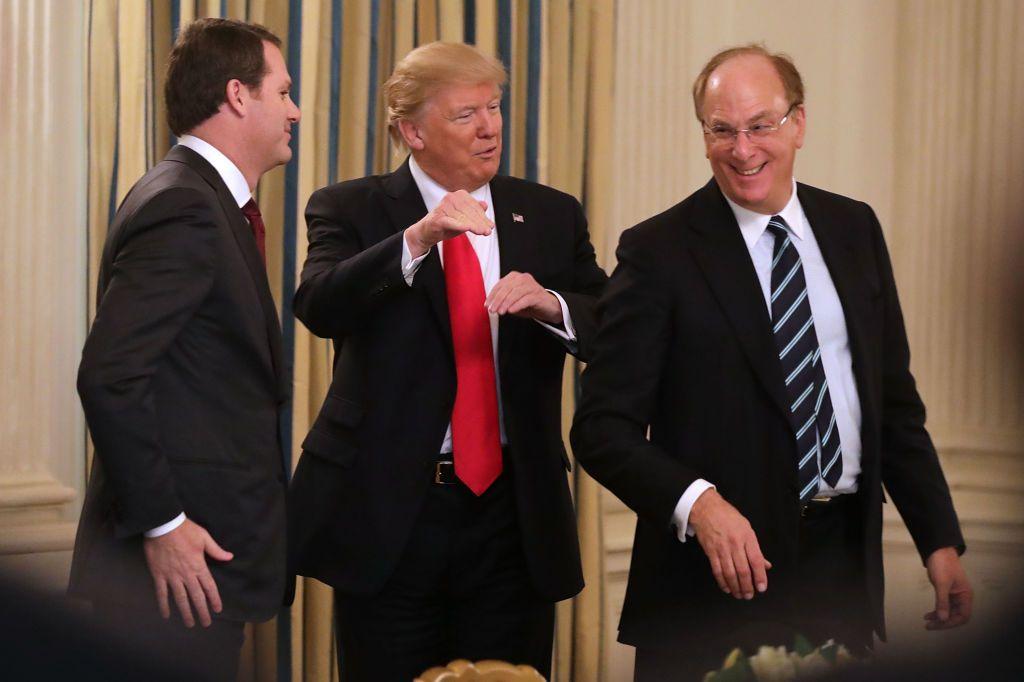 El presidente de Estados Unidos, Donald Trump (centro), saluda al director ejecutivo de Wal-Mart Stores, Doug McMillon (izq.), y al director ejecutivo de BlackRock, Larry Fink, en la Casa Blanca el 3 de febrero de 2017.