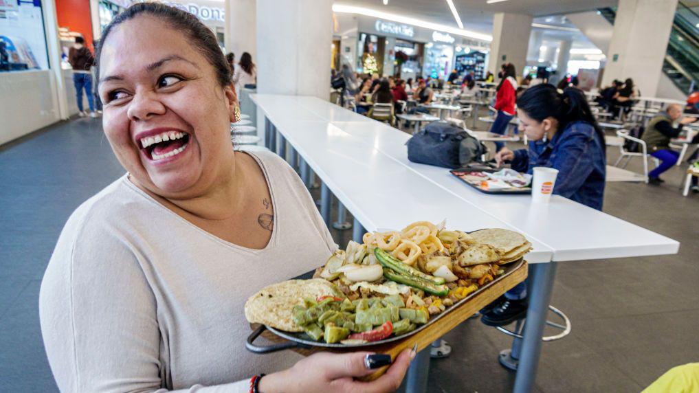 Mujer con comida en México