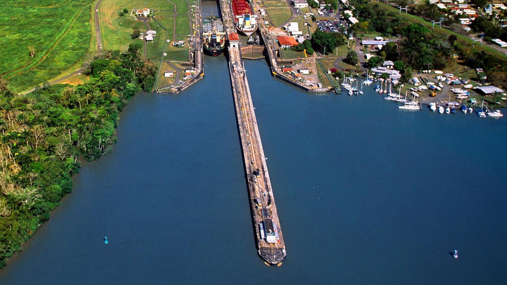 Pemandangan udara Terusan Panama yang membuka jalur antara Samudra Pasifik dan Samudra Atlantik.