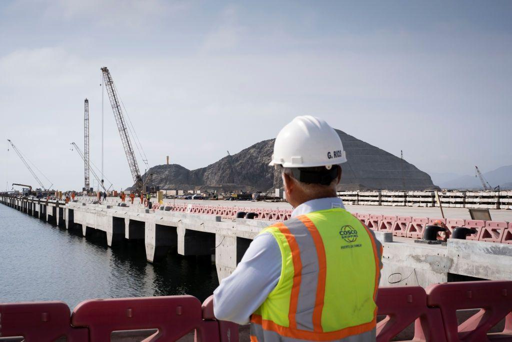 Un operario observa los trabajos de construcción del puerto de Chancay. 