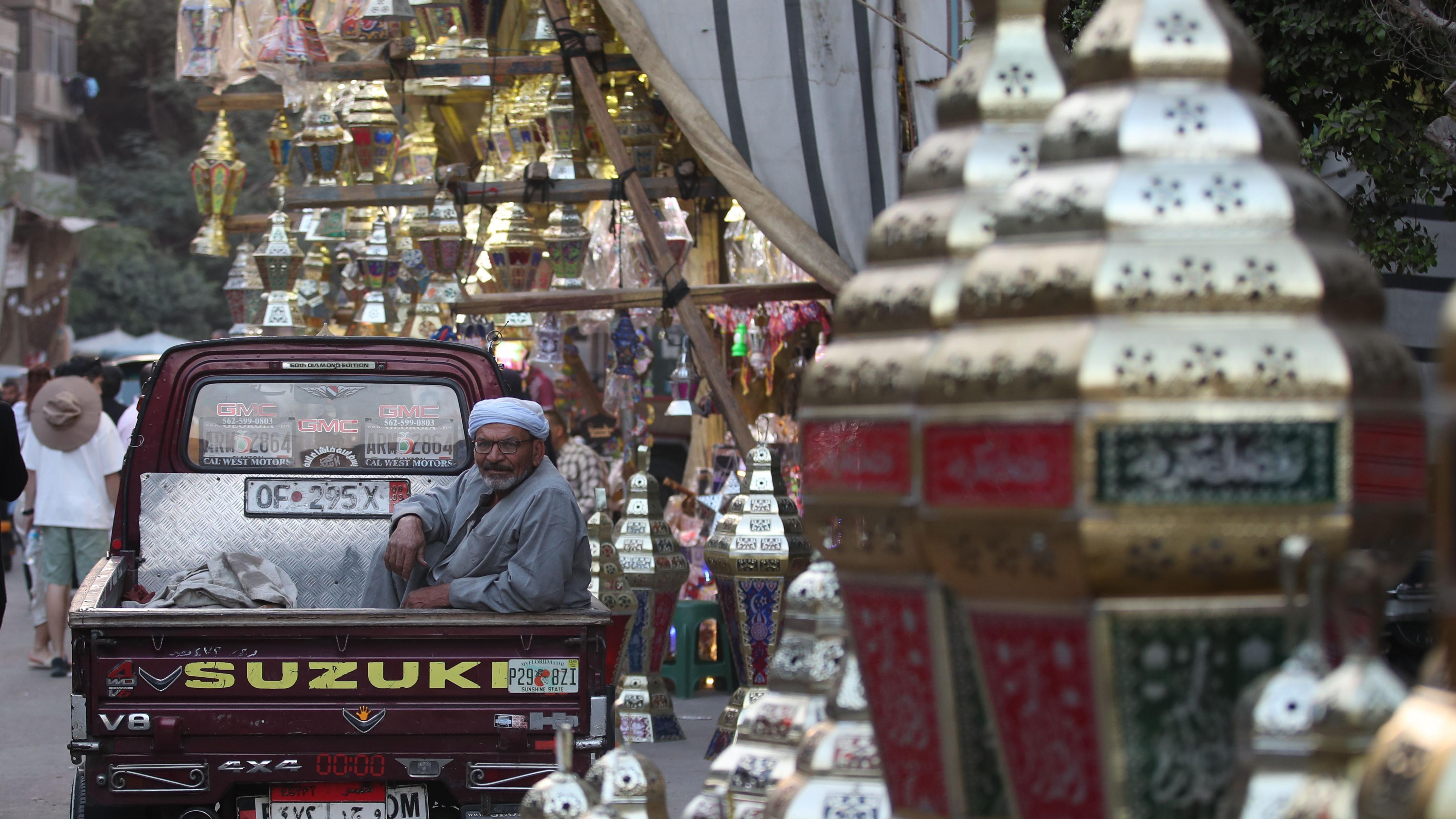 يستقبل المصريون شهر رمضان وسط غلاء حاد في الأسعار