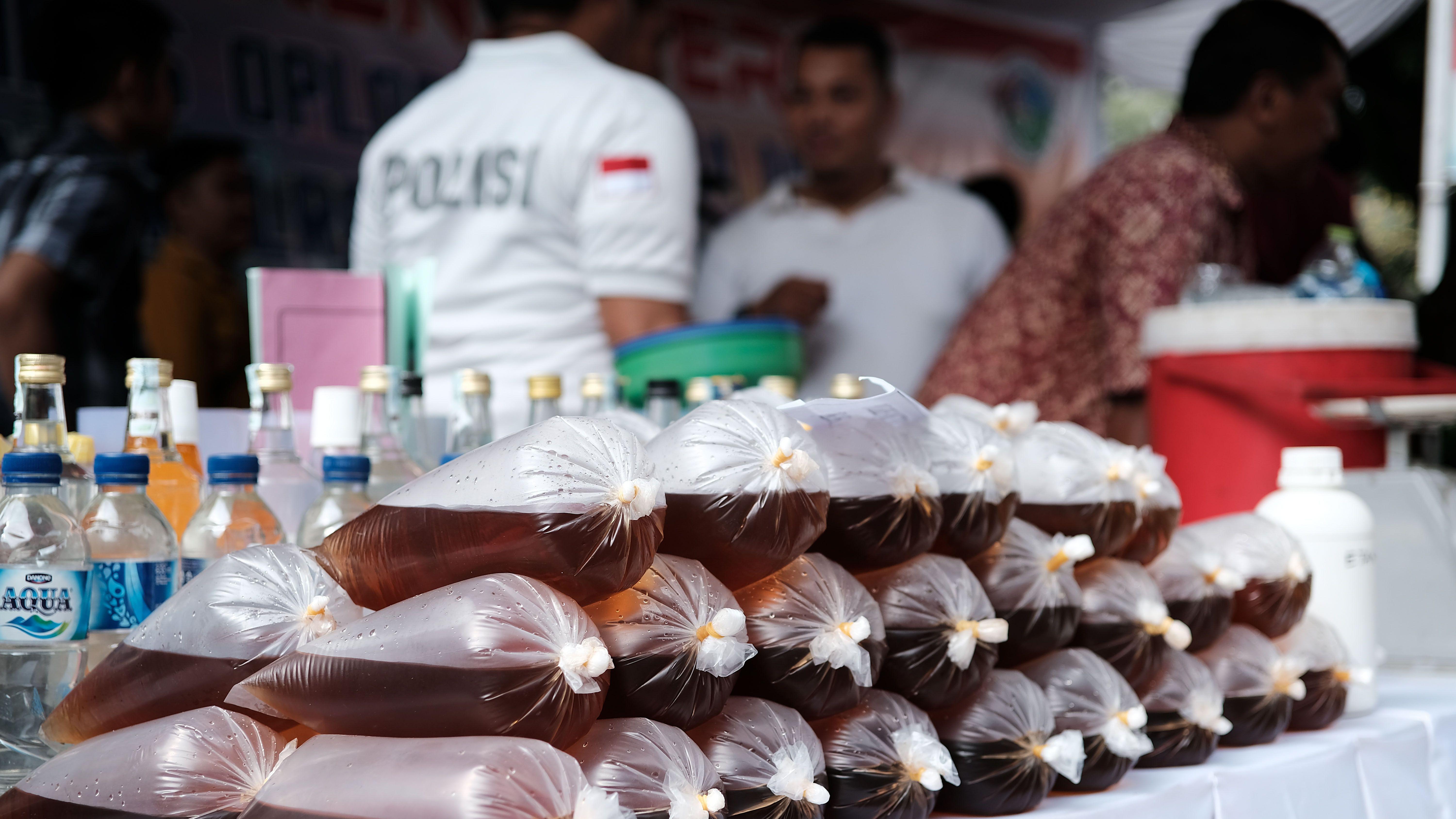 Minuman alkohol ilegal sering dijual dalam kantong plastik di jalan-jalan.