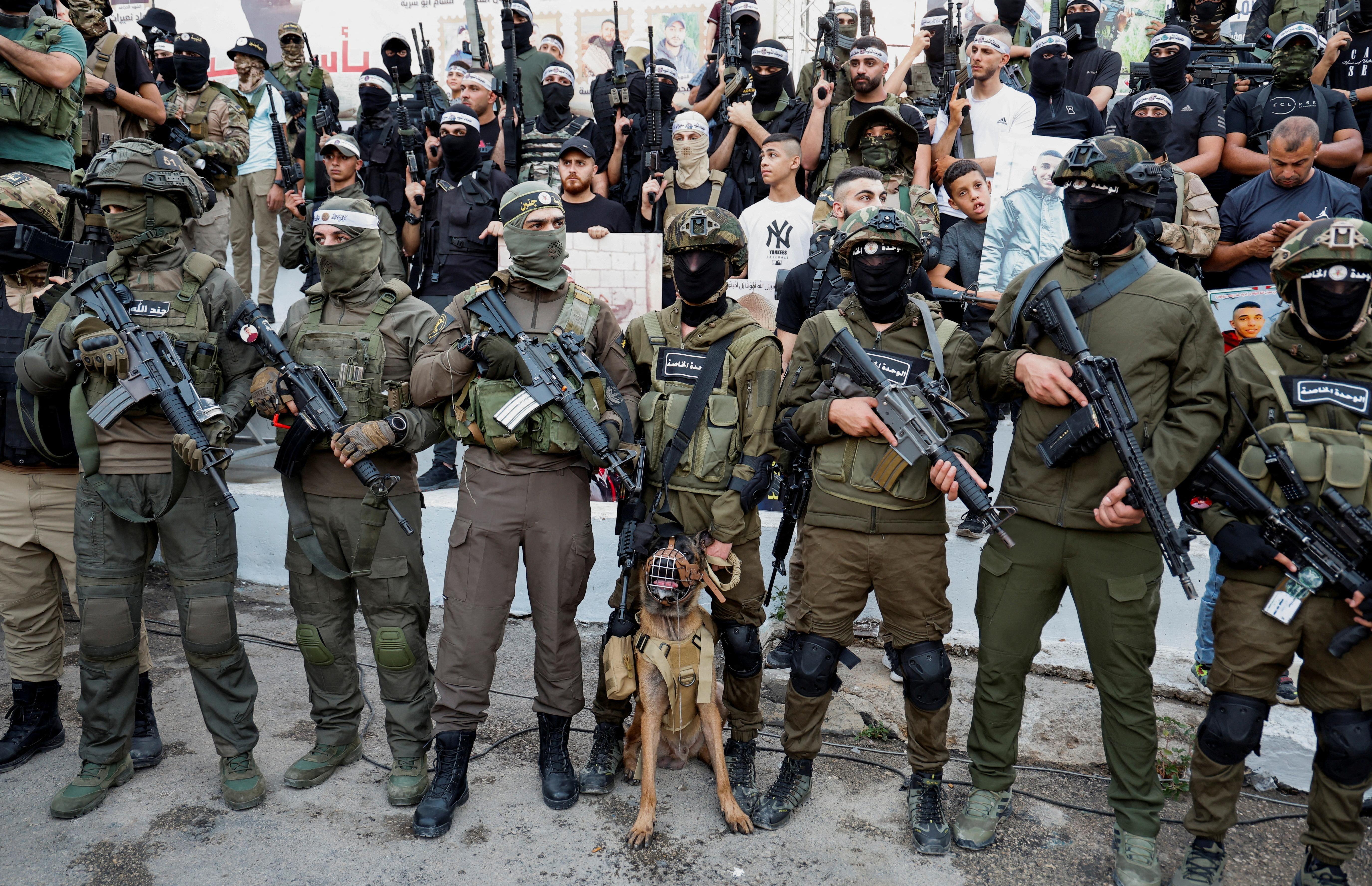 مسلحون فلسطينيون يشاركون في احتفال في مخيم جنين بالضفة الغربية التي تحتلها إسرائيل ف