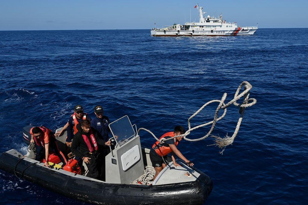 Una embarcación filipina es seguida de cerca por una nave de la Guardia Costera de China