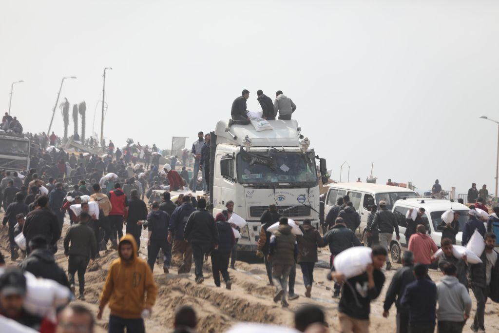 Palestinos saqueando un camión con ayuda humanitaria