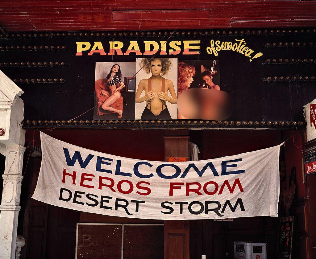 Un cartel gigante da la bienvenida a los marines estadounidenses a un club nocturno.