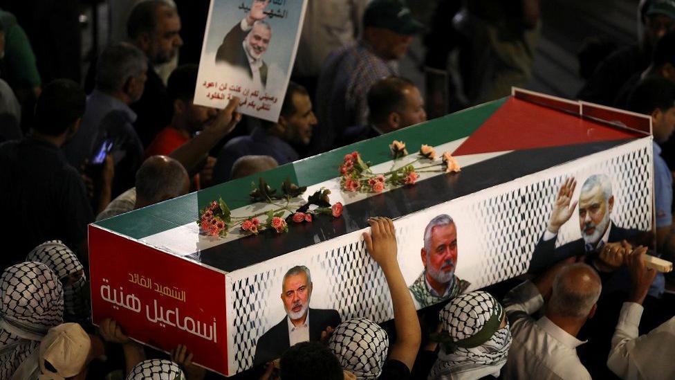 Manifestantes em Am, na Jordnia, participam de um funeral simblico do lder do Hamas, Ismail Haniyeh, morto no Ir nesta semana