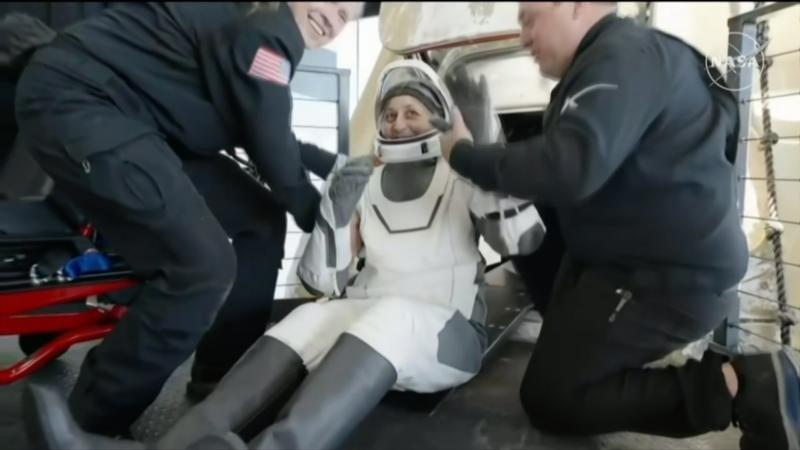 Suni Williams es retirada de la cápsula de la nave espacial en la que regresó a la Tierra junto con su compañero Butch Wilmore.