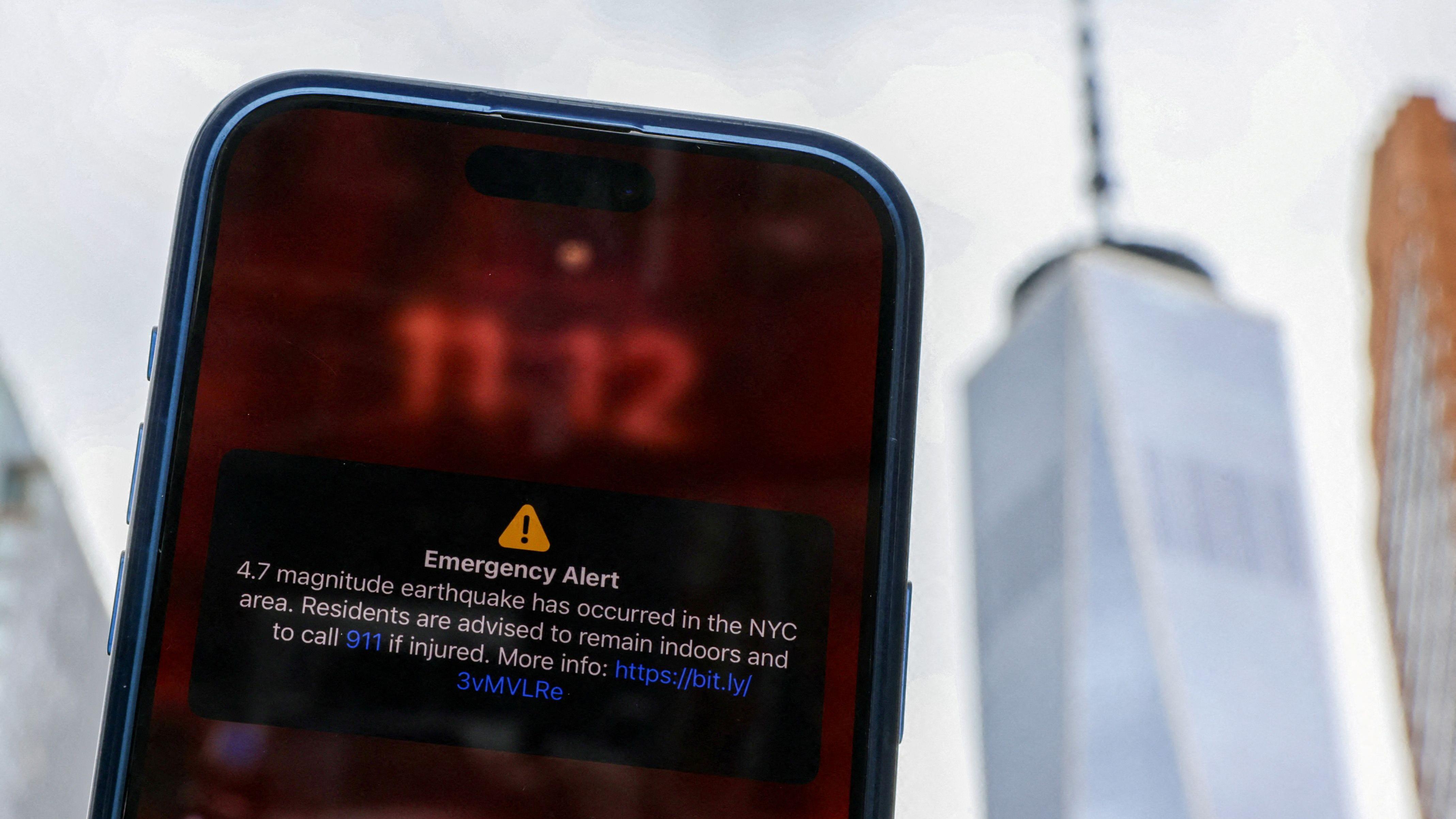 Celular mostrando alerta de emergência sobre o terremoto em Nova York nesta sexta-feira