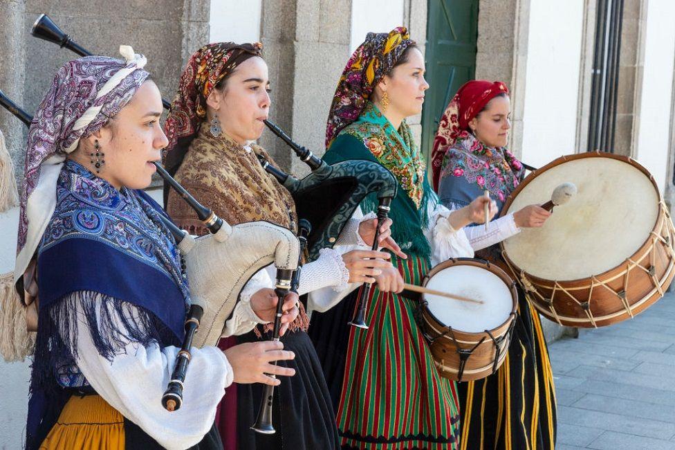 Mujeres tocando gaitas en Galicia