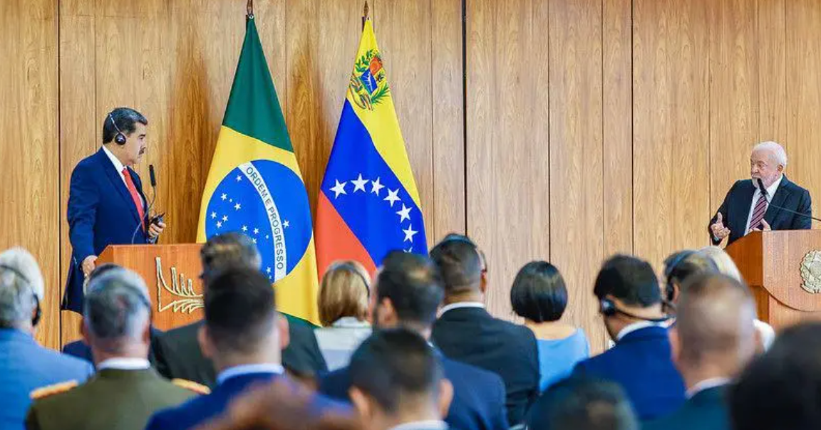 Maduro e Lula falam em púlpitos dentro de um salão de cerimônias do Palácio do Planalto