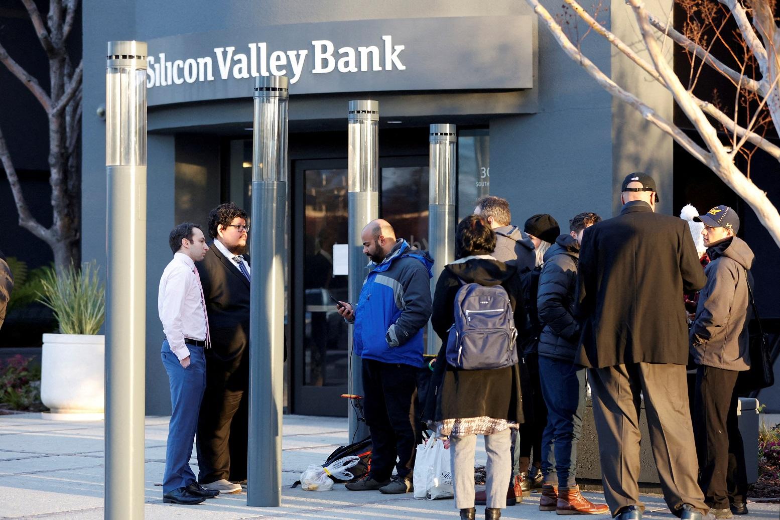 Fila em frente a uma agência do Silicon Valley Bank