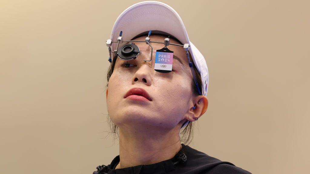 Kim Yeji con sus lentes especiales de tiro, con una actitud desafiante y relajada