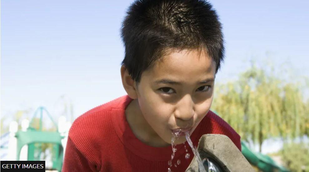 صبي يشرب الماء من نافورة ماء