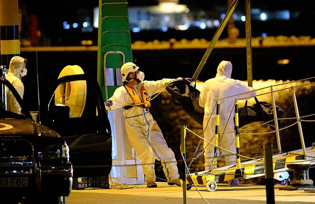 Autoridades sacan un cadáver de un barco