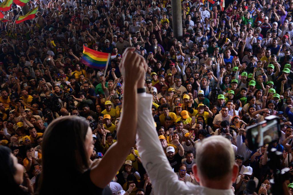 María Corina Machado y Edmundo González en un acto con los estudiantes en la UCV