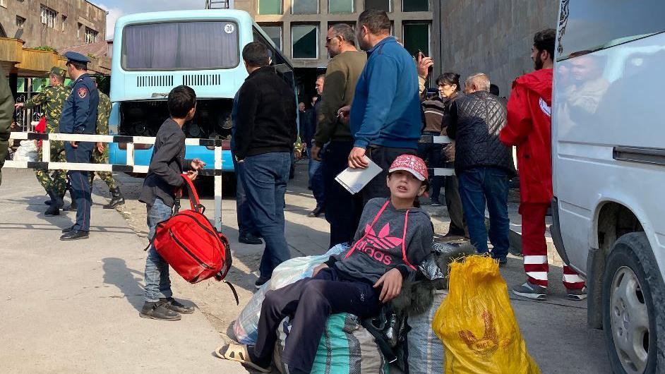«Дайте нам новую планету». Как идет эвакуация армян из Нагорного Карабаха