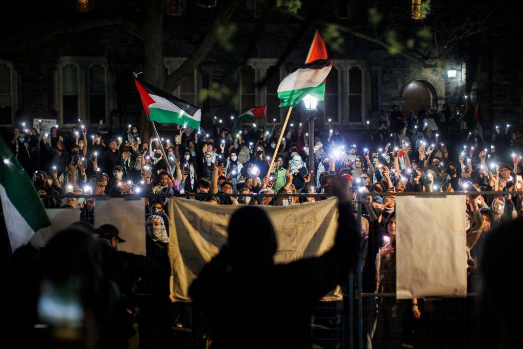 متظاهرون مؤيدون للفلسطينيين في حرم جامعة تورنتو بكندا في 2 مايو/أيار 2024