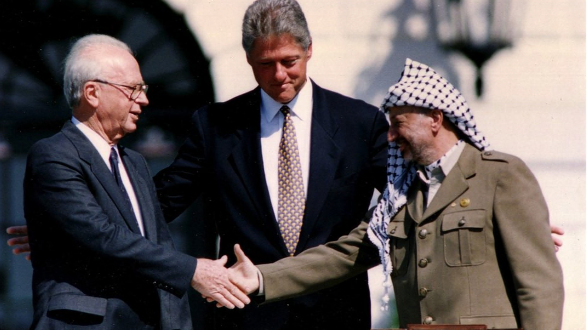 El primer ministro israelí, Isaac Raabin y el líder de la OLP Yasir Arafat estrechan las manos en presencia del presidente estadounidense Bill Clinton, en una imagen de archivo. 