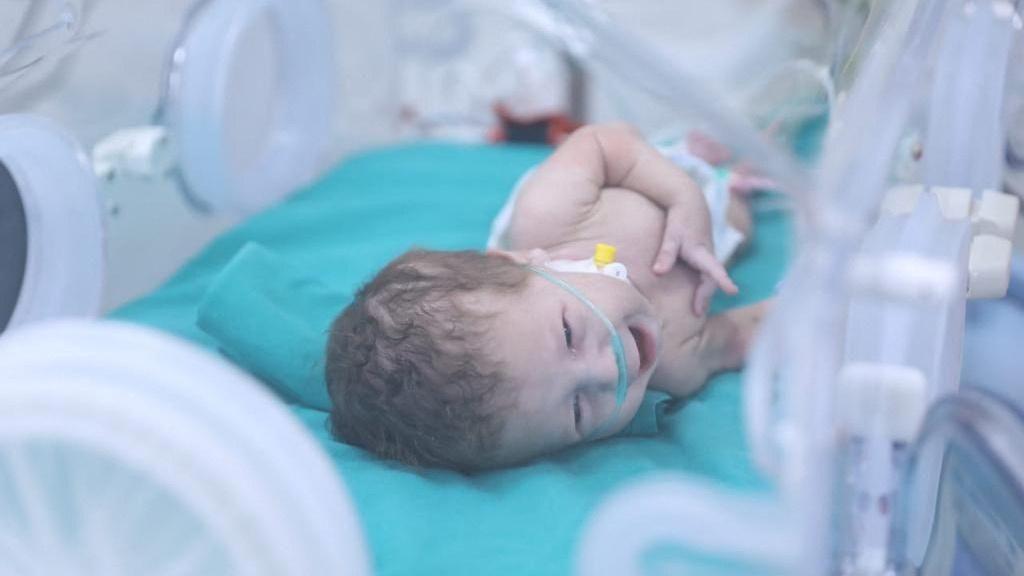 صحة غزة: شلل الأطفال يهدد أكثر من نصف مليون طفل، والوضع الصحي والإنساني يصل إلى "مستويات كارثية" 1 طفل فلسطيني حديث الولادة يرقد في حاضنة أثناء تلقيه العلاج.
