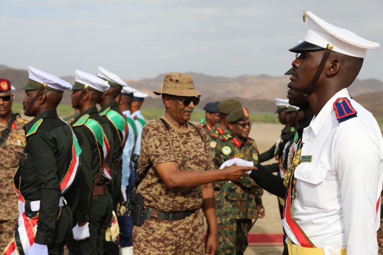 الفريق البرهان يصافح جنوداً من الجيش السوداني. 